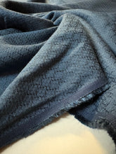 Carica l'immagine nel visualizzatore di Gallery, Jacquard di viscosa
