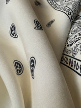 Carica l'immagine nel visualizzatore di Gallery, Pannello in viscosa fantasia foulard 90x140
