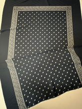 Carica l'immagine nel visualizzatore di Gallery, Pannello in viscosa fantasia foulard 90x140
