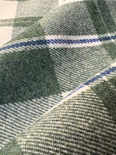 Carica l'immagine nel visualizzatore di Gallery, Lana pettinata
